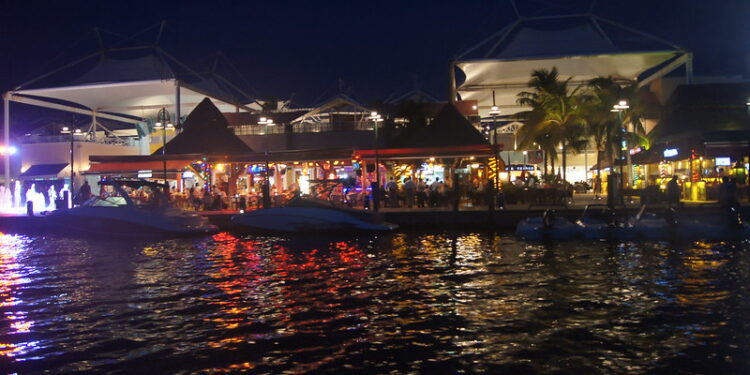 ELEFANTHAI RESTAURANTE EN LA LAGUNA NICHUPTÉ CANCÚN