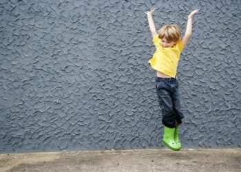 NIÑOS Y NIÑAS FELICES