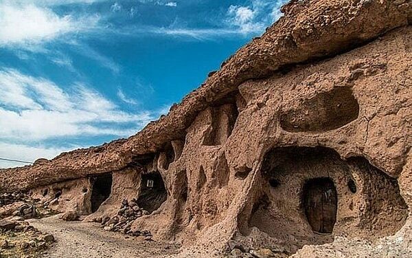 ¿SABIAS QUE EN IRAN HAY UNA ALDEA DONDE TODAS LAS CASAS SON SUBTERRÁNEAS? Aquí te lo cuento