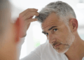 ¿Qué significa no teñirse las canas, según la psicología?