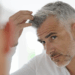 ¿Qué significa no teñirse las canas, según la psicología?