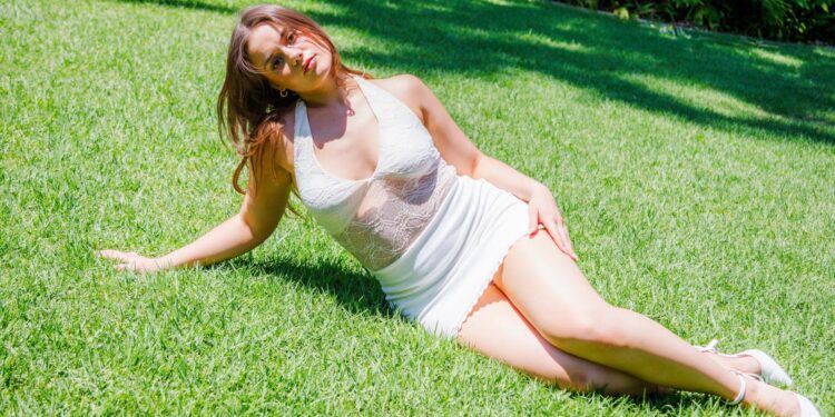 Jessi Sims destaca entre la multitud de influencers por mantenerse fiel a su autenticidad.