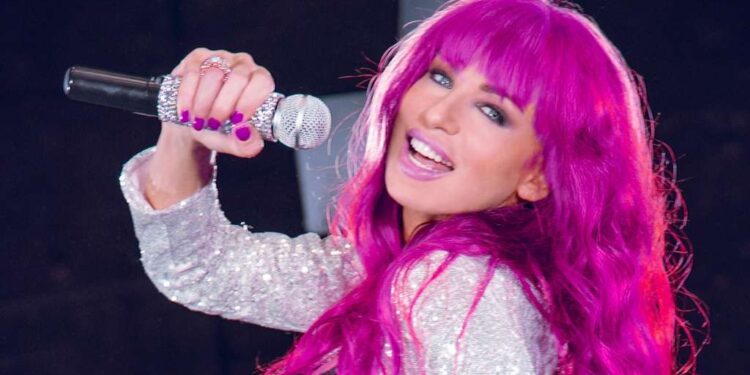 NUMA, definida como la cantante de SELF EMPOWERMENT, es una artista multifacética y ecléctica