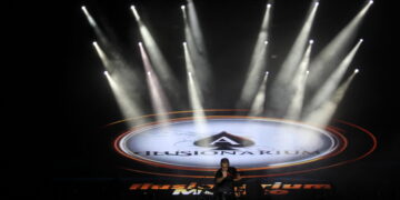 El impacto sensorial de un conferencista de alto nivel magic speaker como Ilusionarium México radica en transformar una charla convencional en una experiencia inmersiva.